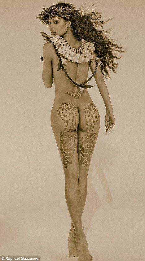 Here's Nicole Scherzinger's bare ass in Culo by Mazzucco which is a book