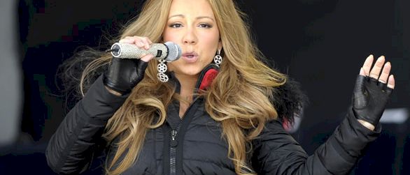 Mariah Carey wore ski pants but no panties during a live performance at the 