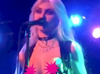 Taylor Momsen Flash Boobs