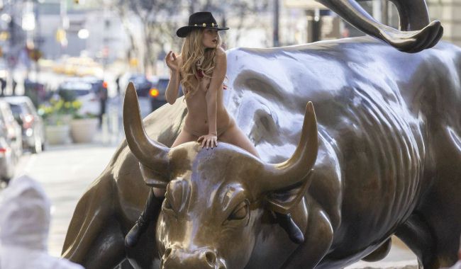 Nude Woman Rides the Charging Bull Sculpture on Wall Street!
