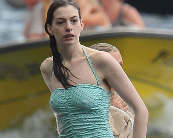 Anne Hathaway pokies in a swimsuit off the coast of Italy! 