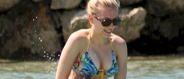 Scarlett Johansson bikini candids