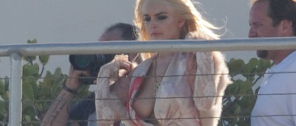 Lindsay Lohan nip slip