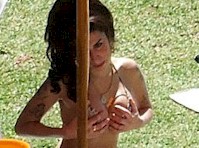 Amy Winehouse boob play