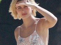 Hailey Baldwin Looks Good in a Swimsuit! 