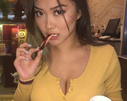 Sexy Asian model Vicki Li is popular on Instagram! 
