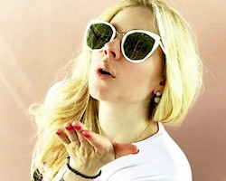 Candid Avril Lavigne Upskirt - Avril Lavigne â€“ The Nip Slip
