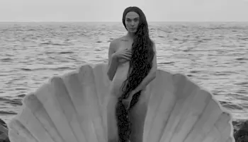 Black and white nude of Gal Gadot in a seashell
