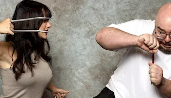 Dafne Keen pretends to attack a fat fan with wolverine claws