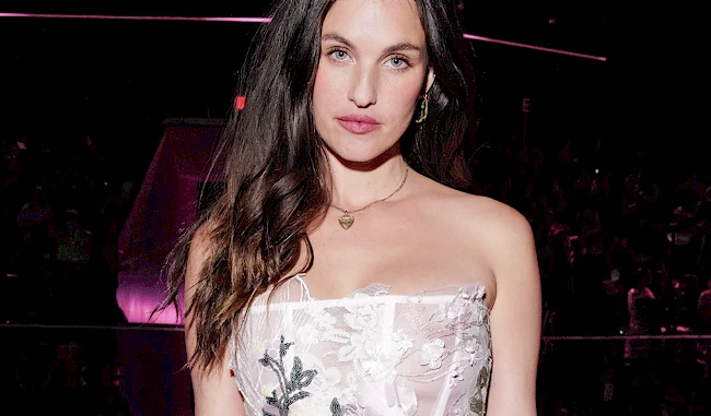 Close up show of a brunette woman