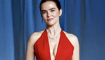 Close up of Zoey Deutch wearing a nice dress on the red carpet