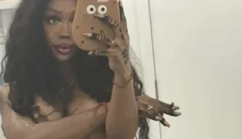 SZA Showing Nipple in Topless Selfie!