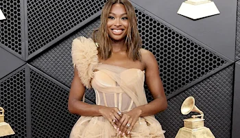 Frontal of black woman with a big smile on the red carpet