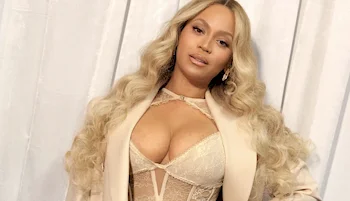 Beyonce Cleavage In A Corset Top!