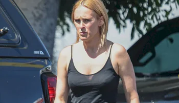 Rumer Willis Show Pokies When Picking Up Juice!