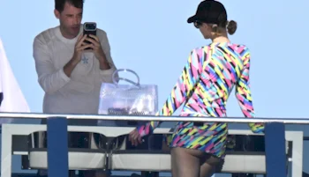 Paris Hilton’s Cheeks On Deck!