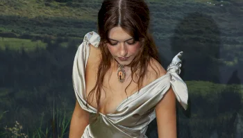 Daisy Edgar-Jones Cleavage At ‘Sense & Sensibility’ Premiere!
