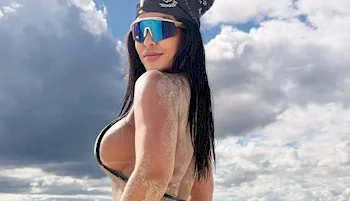 Luisa Fernanda Curvy In A Bikini At The Beach!